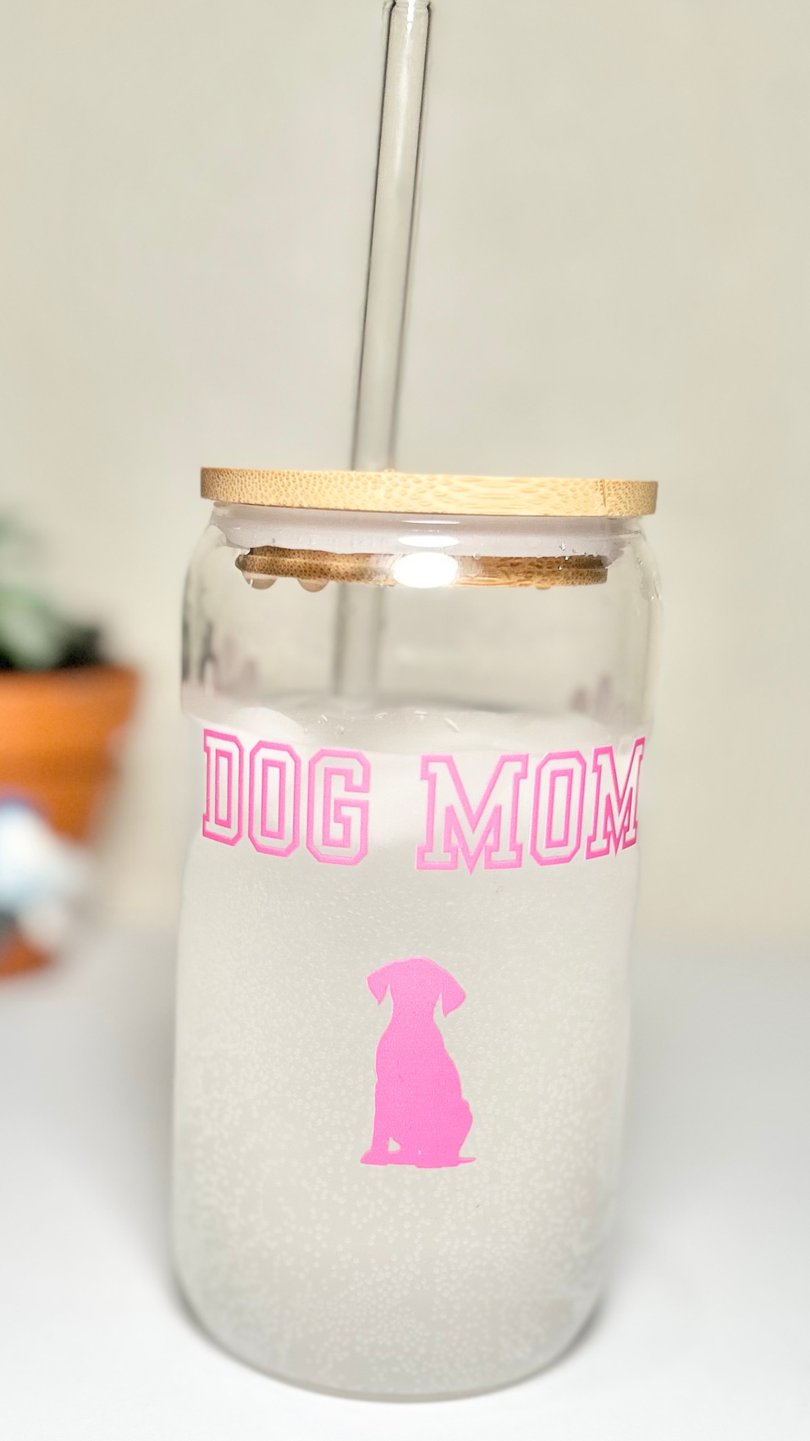 "Dog Mom" Can Glass (Front View)